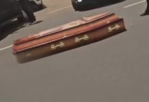 Caixão caí de carro funerário e surpreende pessoas em Maringá