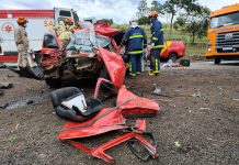 Acidente grave envolvendo uma carreta e um veículo gol em Jandaia Do Sul